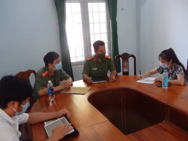 Đại diện cơ quan chức năng làm việc với đối tượng N.T.N.H