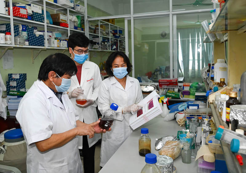 Các nhà khoa học của Viện Công nghệ sinh học đã nghiên cứu thành công giai đoạn tiền lâm sàng thuốc thử nghiệm VIPDERVIR