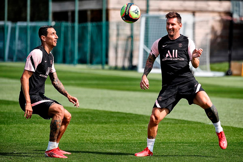 Di Maria cũng rất vui khi đồng đội ở đội tuyển Argentina Lionel Messi gia nhập PSG. Tiền vệ 33 tuổi cho biết: "Tôi đang rất hạnh phúc và hào hứng. Những giấc mơ của tôi đều thành hiện thực trong vòng một tháng, đó là vô địch Copa America và chơi bóng cùng CLB với Messi". Buổi tập đầu tiên của Messi tại PSG -0