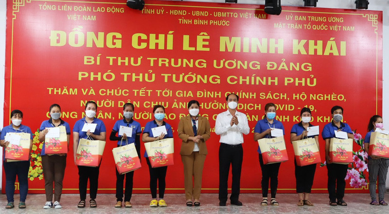 Phó Thủ tướng Lê Minh Khái tặng quà cho công nhân lao động tại các khu công nghiệp trên địa bàn tỉnh Bình Phước. Phó Thủ tướng Lê Minh Khái thăm, chúc Tết, làm việc tại Bình Phước -0