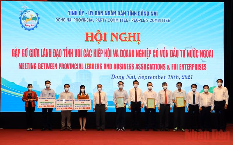 Lãnh đạo tỉnh Đồng Nai tiếp nhận thiết bị y tế, hàng hóa và trao thư cảm ơn cho các doanh nghiệp FDI.