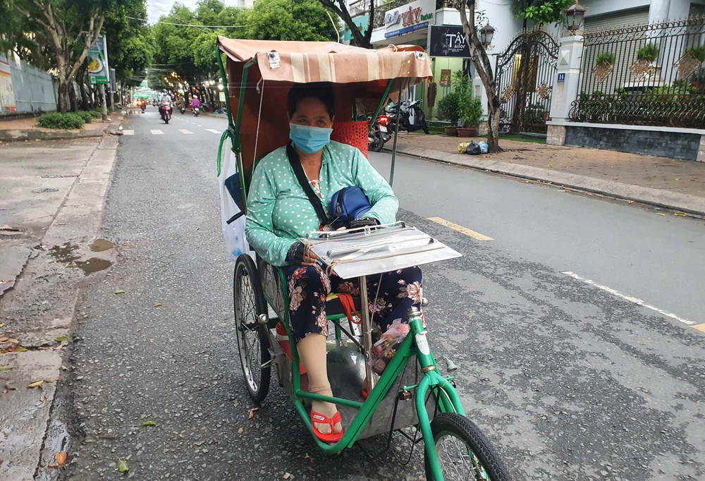 Người bán vé số dạo là người tật nguyền – người yếu thế nhưng gián tiếp mang lại nguồn thu cho các công ty xổ số kiến thiết. Người bán vé số dạo mong sớm được nhận tiền hỗ trợ do dịch bệnh Covid-19 -0
