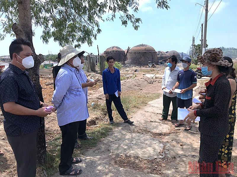 Chính quyền địa phương thăm hỏi, trao hỗ trợ bước đầu cho hộ dân có nhà thiệt hại trong vụ cháy. Vụ cháy tại hợp tác xã hầm than: Cà Mau hỗ trợ xây lại nhà cho dân -0