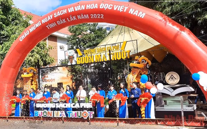 Các đại biểu cắt băng khai mạc Ngày Sách và Văn hóa đọc Việt Nam năm 2022 tại Đắk Lắk.