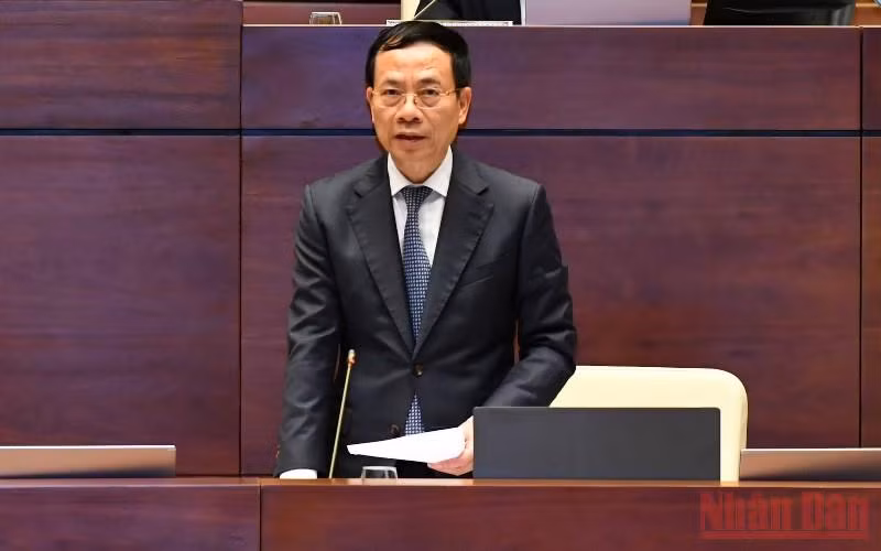 Bộ trưởng Thông tin và Truyền thông Nguyễn Mạnh Hùng phát biểu giải trình, làm rõ các vấn đề đại biểu Quốc hội nêu. (Ảnh: LINH NGUYÊN)