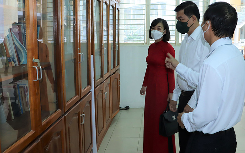 Bí thư Tỉnh ủy Đồng Nai Nguyễn Hồng Lĩnh kiểm tra thư viện Trường trung học phổ thông chuyên Lương Thế Vinh trong ngày đầu tiên trở lại học trực tiếp. Học sinh Đồng Nai chính thức trở lại trường học -0