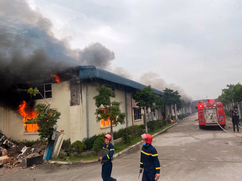 Lực lượng chuyên nghiệp nỗ lực dập lửa.