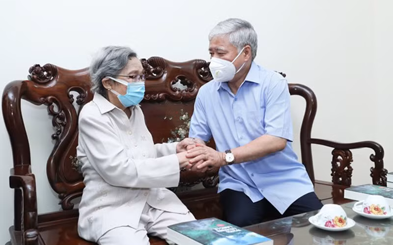 Đồng chí Đỗ Văn Chiến thăm hỏi sức khỏe gia đình đồng chí Lê Quang Đạo.