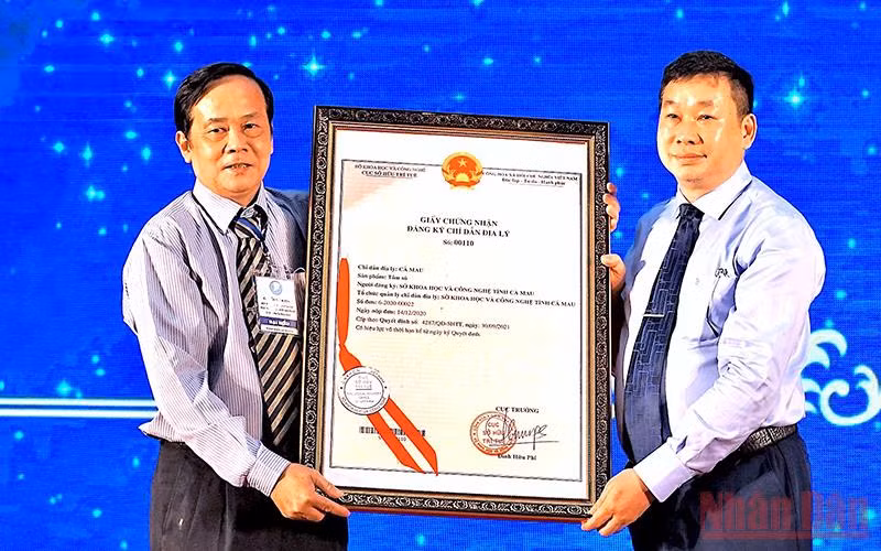 Đại diện Cục Sở hữu Trí tuệ trao chứng nhận chỉ dẫn địa lý cho Sở Khoa học-Công nghệ Cà Mau đối với tôm sú Cà Mau.