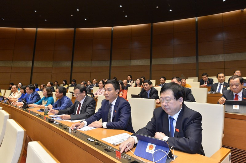 Các đại biểu Quốc hội biểu quyết thông qua Nghị quyết về thí điểm một số cơ chế, chính sách tài chính - ngân sách đặc thù đối với thành phố Hà Nội. Ảnh: Quang Khánh 10 sự kiện tiêu biểu của Thủ đô Hà Nội năm 2020 -0