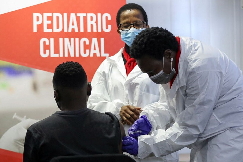 Tiêm vaccine ngừa Covid-19 ở Pretoria, Nam Phi, ngày 10/9/2021. (Ảnh: Reuters) Australia phê duyệt vaccine phòng Covid-19 của Pfizer cho trẻ em từ 5-11 tuổi -0