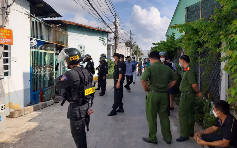 Lực lượng công an có mặt để xử lý đối tượng Nguyễn Văn Minh.