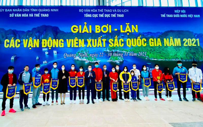 Ban tổ chức tặng cờ lưu niệm cho các đoàn tham dự Giải bơi, lặn các vận động viên xuất sắc năm 2021.