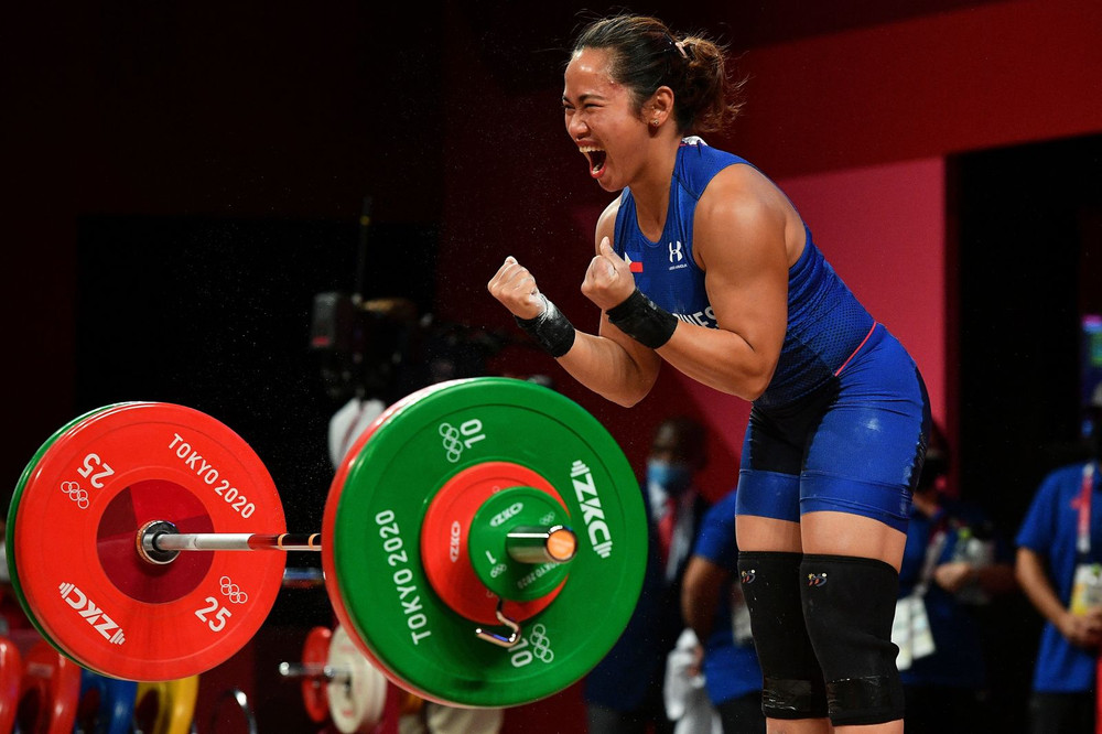 Đô cử Hidilyn Diaz làm nên lịch sử cho Philippines với tấm huy chương vàng Olympic đầu tiên ở nội dung cử tạ hạng 55kg nữ. (Ảnh: Getty Images) Những khoảnh khắc đáng nhớ tại Olympic Tokyo 2020 -0