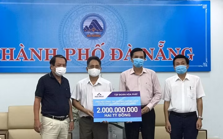 Đại diện Tập đoàn Hòa Phát trao tiền hỗ trợ cho TP Đà Nẵng phòng, chống dịch Covid 19.