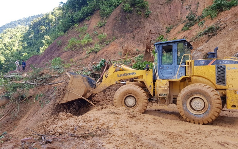 Huy động lực lượng khắc phục đường vào hiện trường. ANH_2_6-1603937294179.jpg