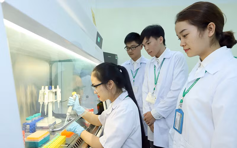 Giờ thực hành của sinh viên Học viện Nông nghiệp Việt Nam. Ảnh: DUY LINH