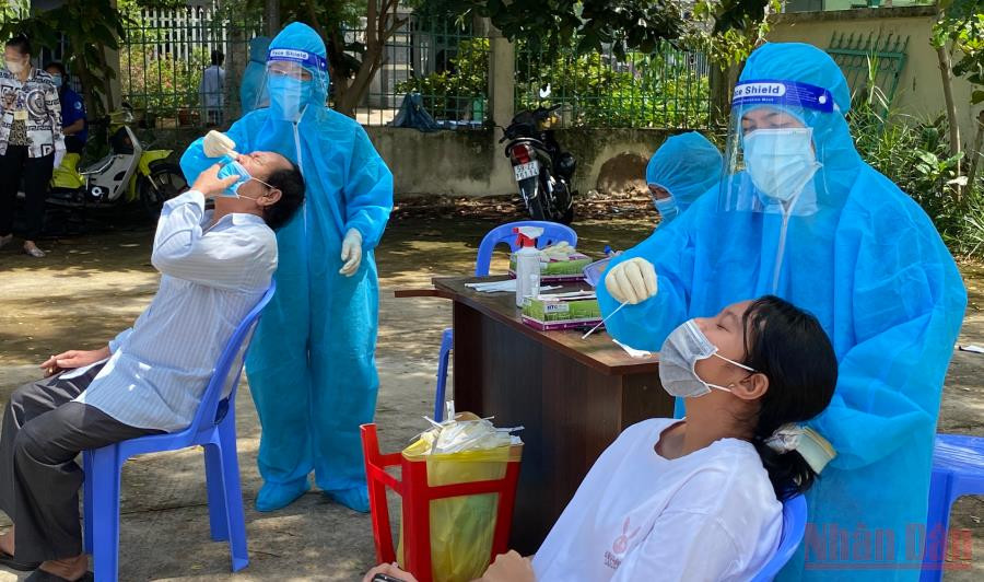Đội ngũ y tế lấy mẫu để bóc tách F0 ra khỏi cộng đồng trên địa bàn huyện Cần Giờ. (Ảnh: QUANG QUÝ).
