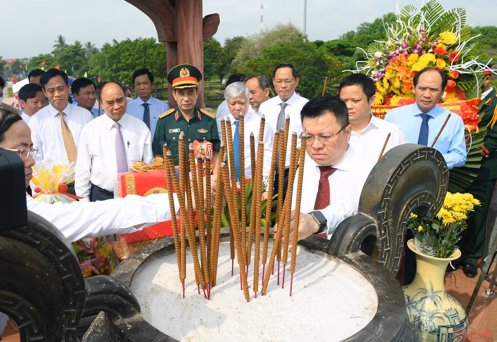 Chủ tịch nước Nguyễn Xuân Phúc dâng hương Thành cổ Quảng Trị và Khu lưu niệm Tổng Bí thư Lê Duẩn -0