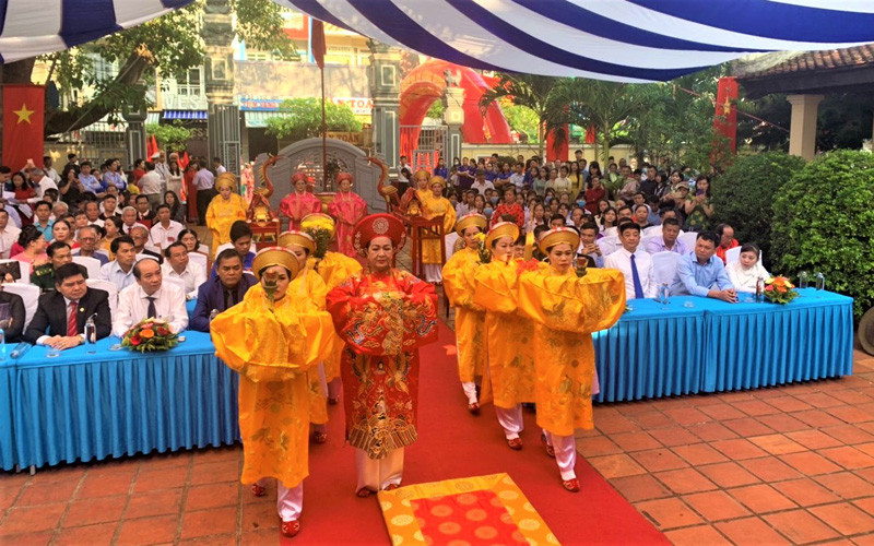 Người dân tỉnh Đắk Lắk thành kính dâng vật phẩm lên các Vua Hùng. Tổ chức trọng thể Lễ Dâng hương tưởng niệm các Vua Hùng -0