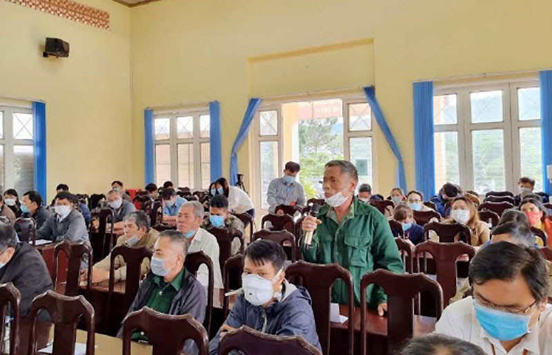 Cử tri phát biểu ý kiến tại buổi tiếp xúc. Trưởng Ban Nội chính Trung ương Phan Đình Trạc tiếp xúc cử tri Lâm Đồng -0