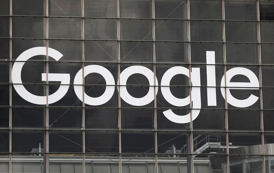 Logo của Google trên đường phố Pháp. Ảnh: Reuters.
