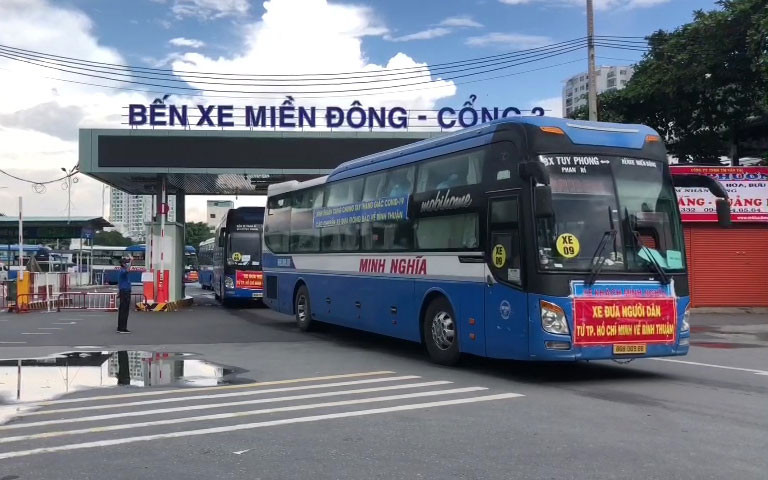 Đoàn xe chở người dân Bình Thuận rời Bến xe Miền Đông (TP Hồ Chí Minh) về Bình Thuận. (Ảnh CTV) Bình Thuận đưa 400 người dân từ TP Hồ Chí Minh về địa phương an toàn -0