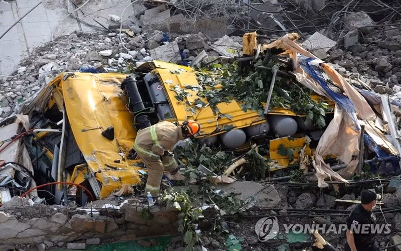 Nhân viên cứu hỏa kiểm tra hiện trường. (Ảnh: Yonhap)