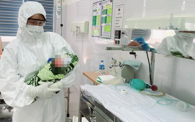 Em bé nặng 2,2 kg chào đời trong khu cách ly.