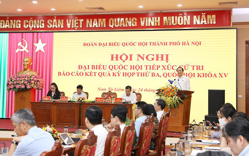 Phó Trưởng đoàn đại biểu Quốc hội thành phố Hà Nội Nguyễn Ngọc Tuấn phát biểu tiếp thu, trao đổi các vấn đề cử tri quan tâm.