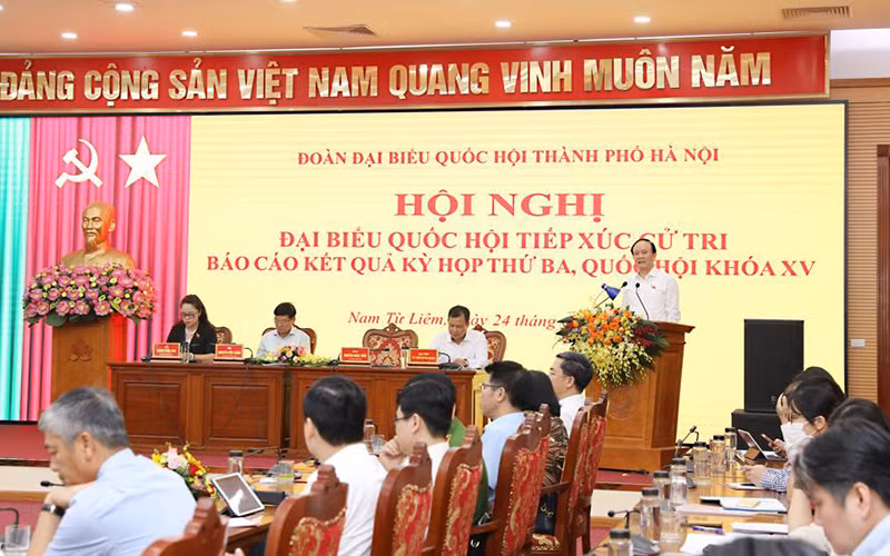 Phó Trưởng đoàn đại biểu Quốc hội thành phố Hà Nội Nguyễn Ngọc Tuấn phát biểu tiếp thu, trao đổi các vấn đề cử tri quan tâm.