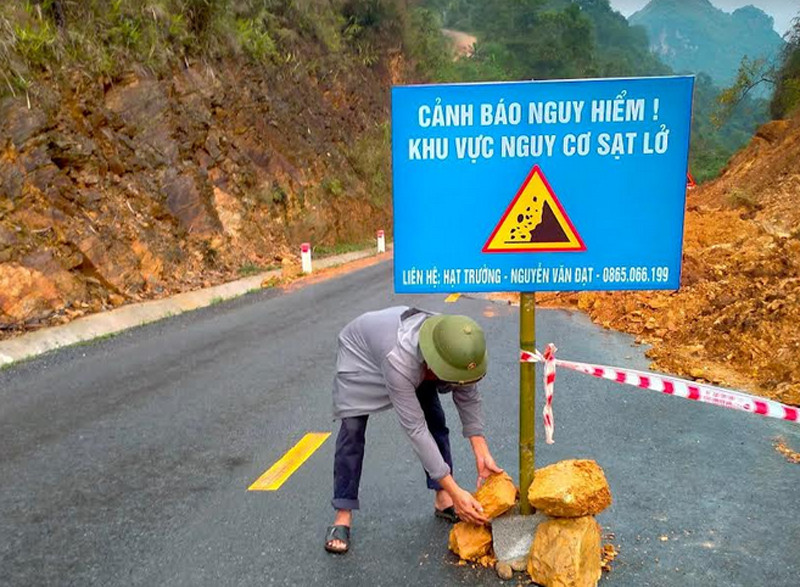 Cắm biển, lập hàng rào cảnh báo nguy hiểm trên tỉnh lộ 207, đoạn vào huyện Hạ Lang. Khắc phục hậu quả mưa lũ ở Cao Bằng -0