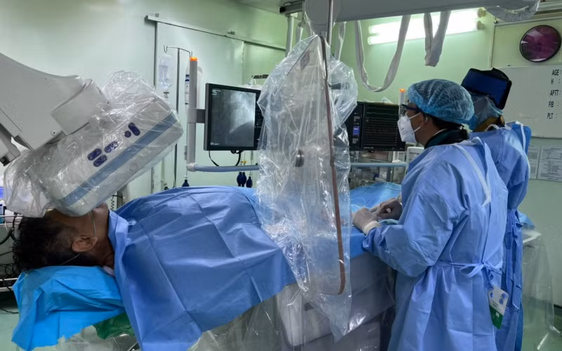 Ê-kíp bác sĩ Bệnh viện đa khoa Trung ương Cần Thơ tích cực cấp cứu cho bệnh nhân.