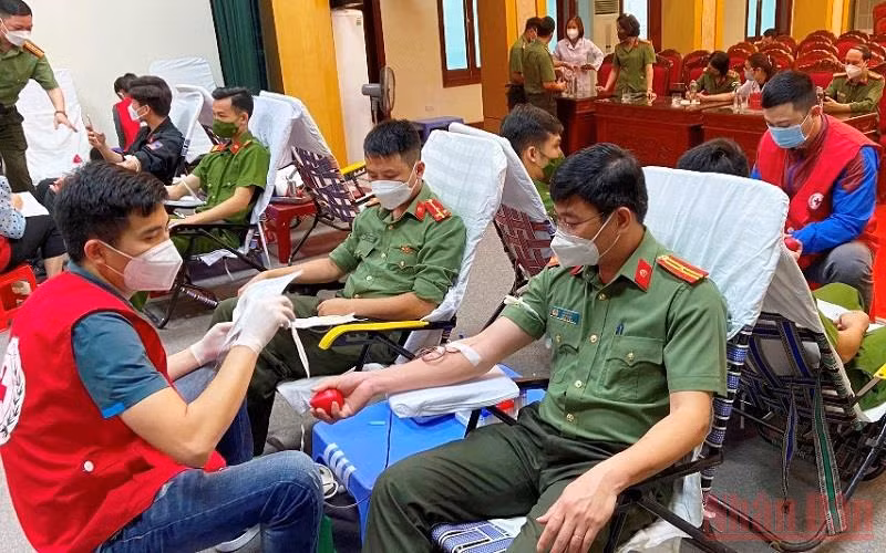 Cán bộ, chiến sĩ Công an Thanh Hóa tình nguyện hiến máu.