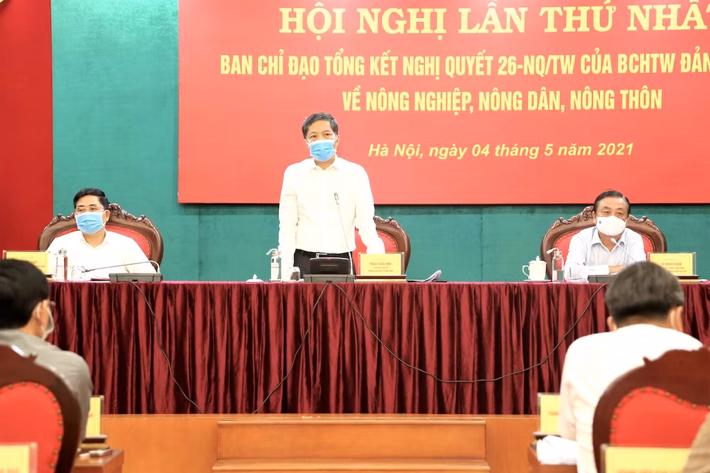 Đồng chí Trần Tuấn Anh, Ủy viên Bộ Chính trị, Trưởng Ban Kinh tế Trung ương, Trưởng Ban Chỉ đạo tổng kết Nghị quyết tham dự và chủ trì Hội nghị. Ảnh:VGP/HT