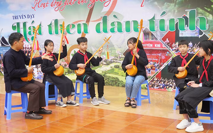 Thầy giáo Phùng Văn Thời truyền dạy hát then, đàn tính cho học sinh Trường phổ thông dân tộc nội trú THCS huyện Văn Quan (Lạng Sơn).