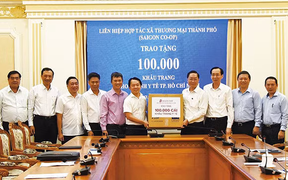 Saigon Co.op trao tặng 100.000 khẩu trang y tế cho tuyến đầu chống dịch tại UBND TP.HCM. (Ảnh: Saigon Co.op)