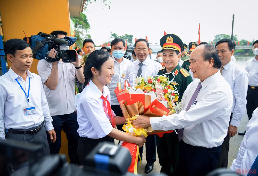 Chủ tịch nước Nguyễn Xuân Phúc dâng hương Thành cổ Quảng Trị và Khu lưu niệm Tổng Bí thư Lê Duẩn -0