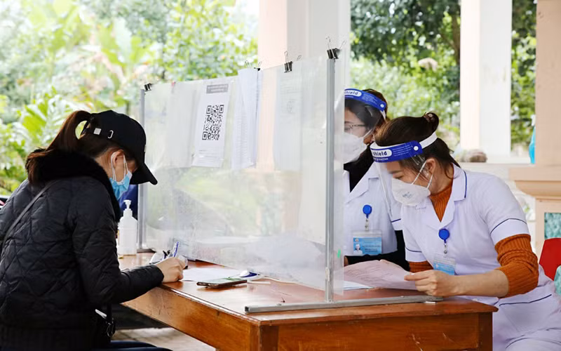 Lực lượng y tế ở Hà Tĩnh hướng dẫn người dân về quê khai báo y tế và thực hiện nghiêm túc các quy định phòng dịch. 