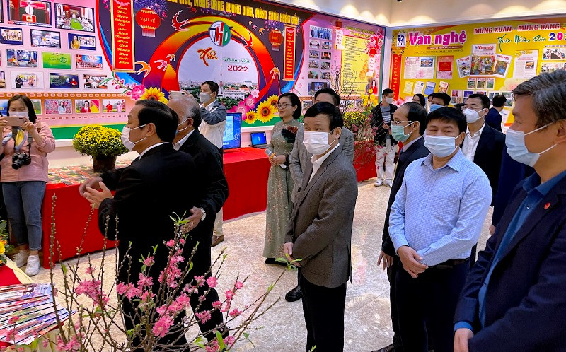 Cán bộ và nhân dân thành phố Hải Dương tham quan triển lãm và hội báo xuân. Hải Dương khai mạc Triển lãm mừng Đảng, mừng Xuân và Hội báo Xuân Nhâm Dần -0