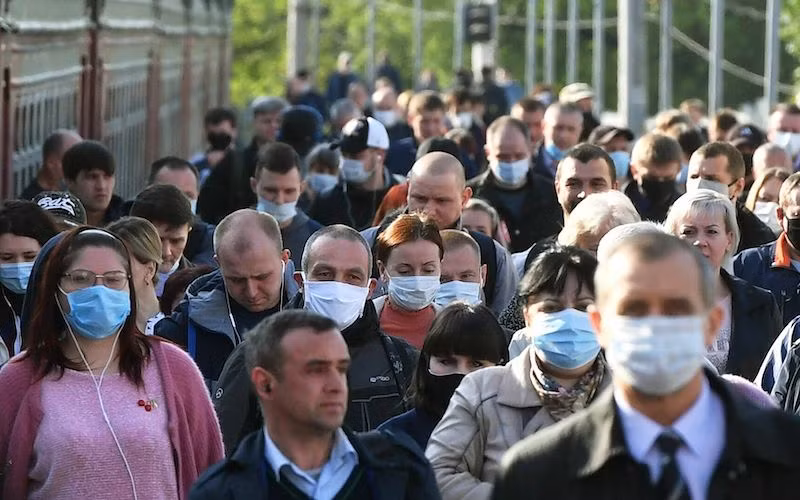 Không nên bỏ khẩu trang ở nơi đông người.