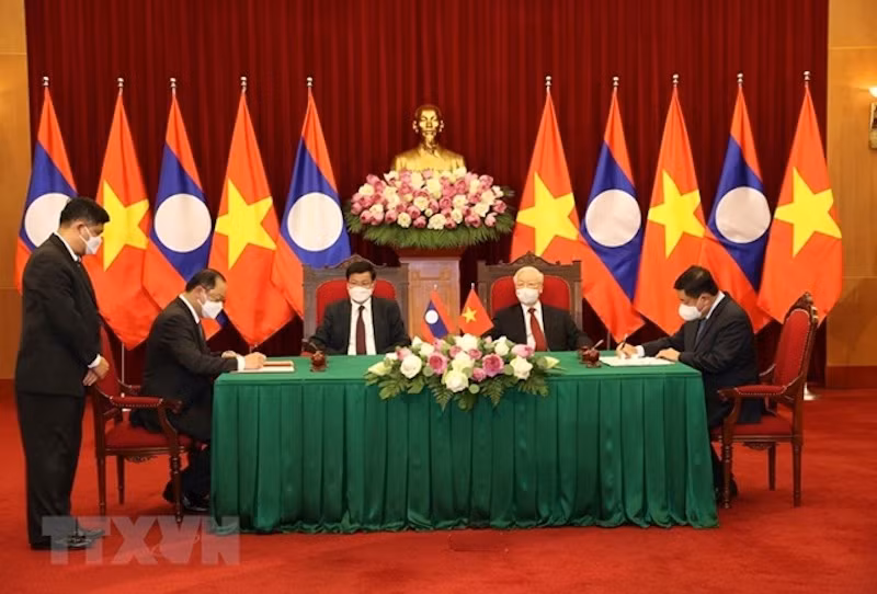 Tổng Bí thư Nguyễn Phú Trọng và Tổng Bí thư, Chủ tịch nước Lào Thongloun Sisoulith chứng kiến Lễ ký kết văn kiện hợp tác giữa 2 nước, ngày 28/6/2021 tại Hà Nội. (Ảnh: TTXVN)