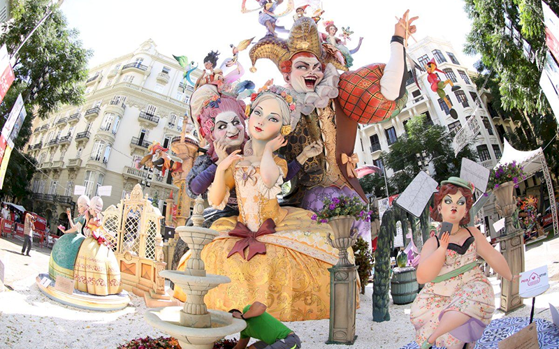 Nhiều falla (hình nộm) được làm phỏng theo các thần thoại, lịch sử, các nghệ sĩ nổi tiếng, các nhân vật trong phim hoạt hình với sự chăm chút tỉ mỉ đến từng chi tiết. Năm nay, có khoảng 750 hình nộm được trưng bày tại lễ hội. Độc đáo lễ hội lửa và hình nộm “Las Fallas” tại Valencia, Tây Ban Nha -0