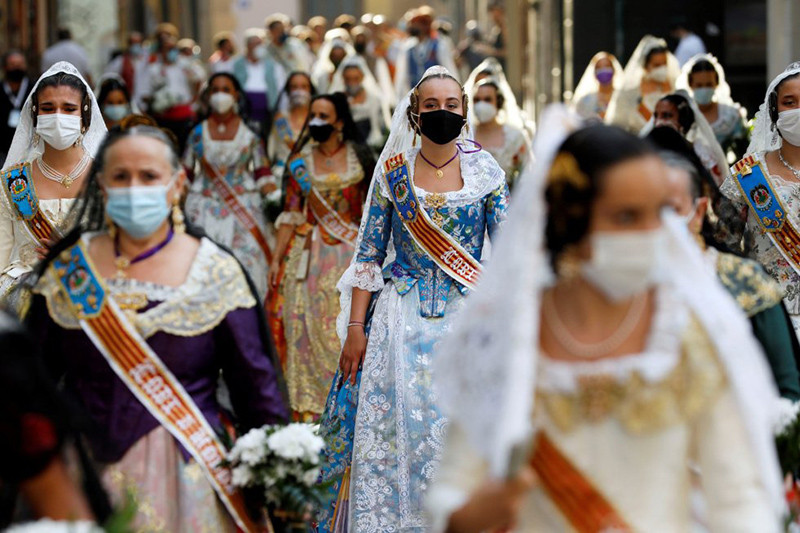 Đến với Las Fallas, du khách còn có dịp ngắm những phụ nữ Valencia duyên dáng, quý phái, trong các bộ trang phục truyền thống tham gia nghi lễ dâng hoa lên Đức mẹ Đồng trinh Maria. Độc đáo lễ hội lửa và hình nộm “Las Fallas” tại Valencia, Tây Ban Nha -0