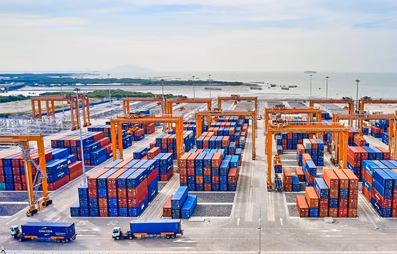 Dù dịch Covid-19 diễn biến phức tạp, cảng Gemalink (thị xã Phú Mỹ) vẫn duy trì hoạt động ổn định, công tác xếp dỡ hàng nhanh chóng và an toàn.