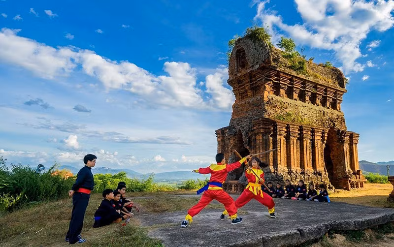 Dưới chân cổ tháp, nhiều võ sư đã lan tỏa tinh thần "võ đức". Ảnh: Nguyễn Phước Hoài.