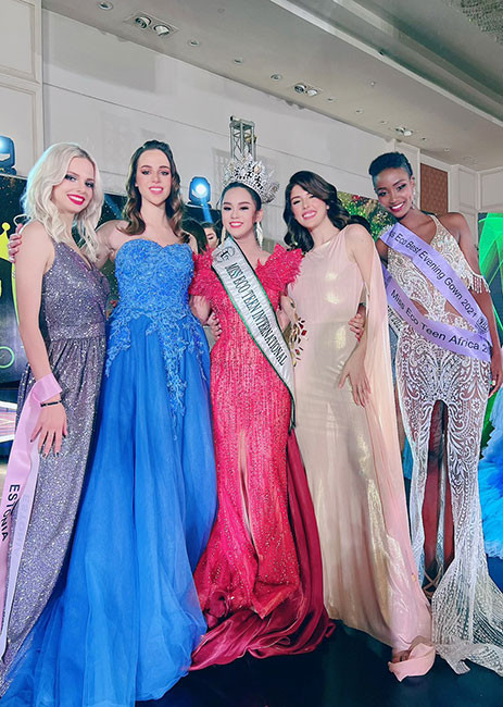 Các thí sinh chúc mừng Huyền Diệu sau khi đăng quang. Bella Vũ Huyền Diệu đăng quang Miss Eco Teen International 2021 -0