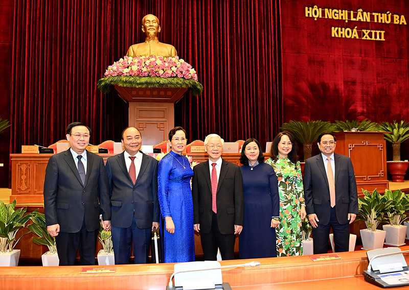 Tổng Bí thư Nguyễn Phú Trọng, Chủ tịch nước Nguyễn Xuân Phúc, Thủ tướng Phạm Minh Chính, Chủ tịch Quốc hội Vương Đình Huệ và các đại biểu dự hội nghị. (Ảnh: ĐĂNG KHOA) Bế mạc Hội nghị lần thứ ba Ban Chấp hành Trung ương Đảng khóa XIII -0