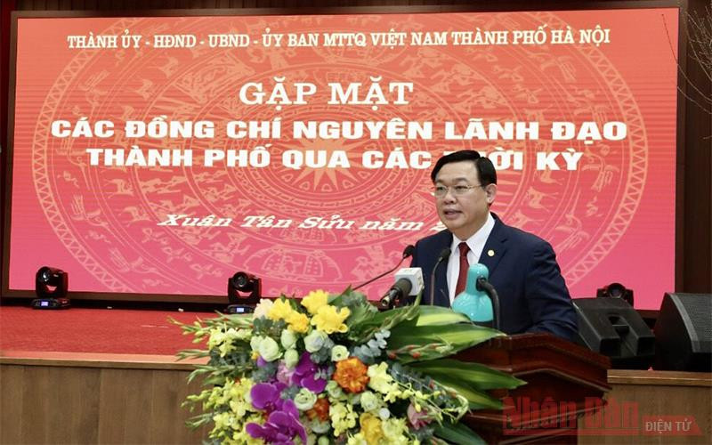 Đồng chí Vương Đình Huệ, Ủy viên Bộ Chính trị, Bí thư Thành ủy Hà Nội phát biểu ý kiến tại buổi gặp mặt. (Ảnh: DUY LINH) Phát huy kinh nghiệm, trí tuệ cho sự phát triển của Thủ đô -0