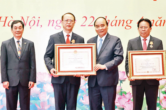 Chủ tịch nước Nguyễn Xuân Phúc trao Huân chương Độc lập hạng ba tặng Tiến sĩ Phạm Văn Tân, nguyên Chủ tịch kiêm Tổng Thư ký Liên hiệp Các hội khoa học và kỹ thuật Việt Nam. Ảnh: THỐNG NHẤT (TTXVN)